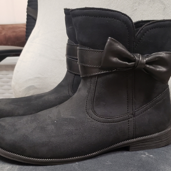 UGG black boots with bow size 8 - Picture 5 of 6